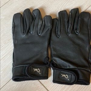 Motorcycle riding gloves